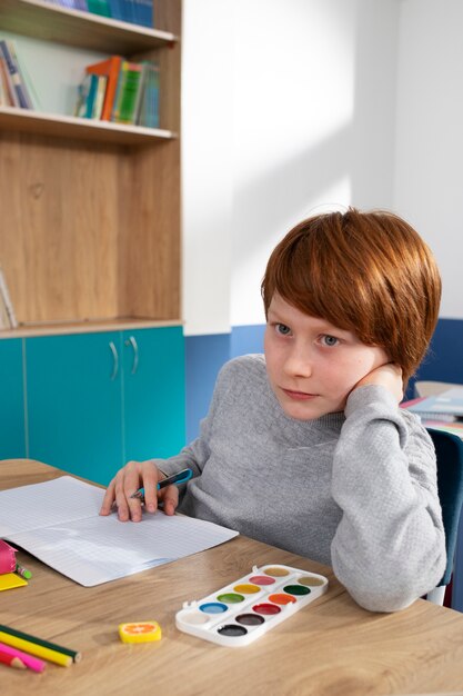 Foto gratuita bambini in classe che prendono lezioni di inglese