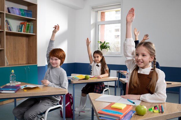 英語の授業を受けている教室の子供たち