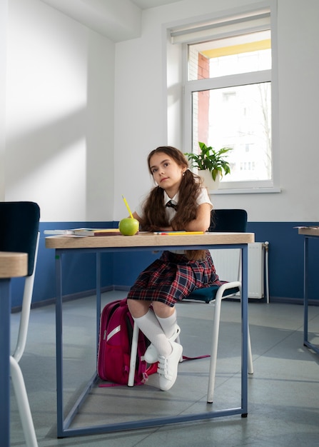 Bambini in classe che prendono lezioni di inglese