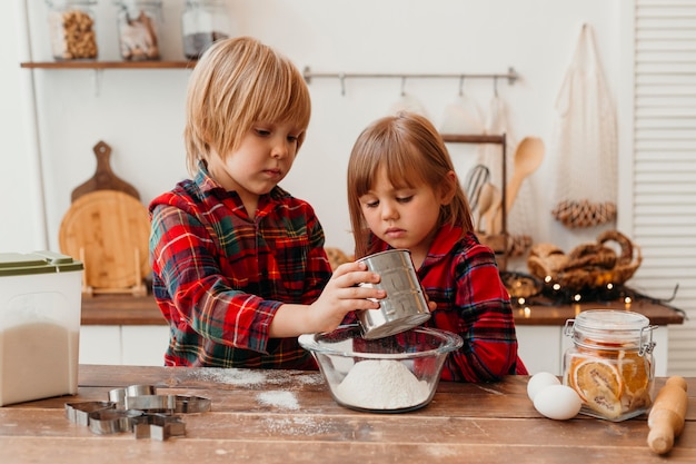 無料写真 クリスマスの日に一緒に料理をする子供たち