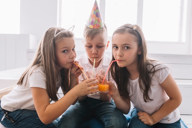 無料写真 誕生日パーティーで飲む子供たち