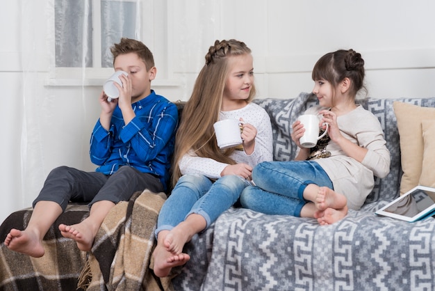 子供たちがお茶を飲む