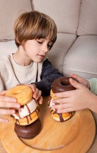 Дети едят пончики дома