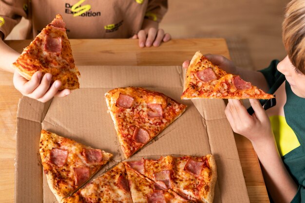 一緒にピザを食べる子供たち