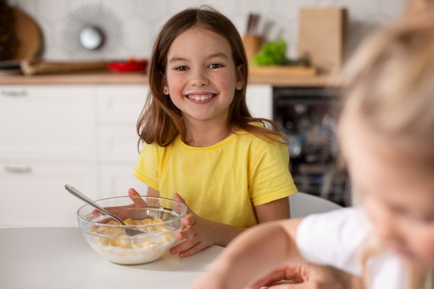 Foto gratuita i bambini mangiano insieme alla loro famiglia