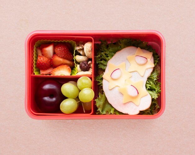 Kids food art bento, коробка с бутербродом и клубникой
