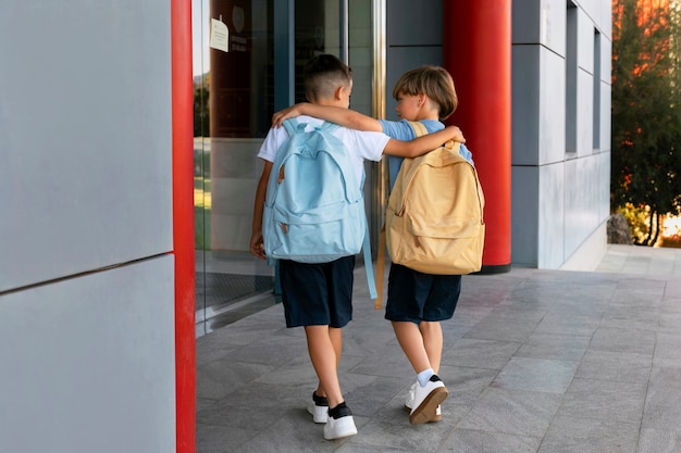 一緒に学校に戻る子供たち