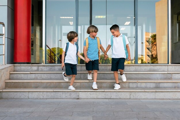 一緒に学校に戻る子供たち