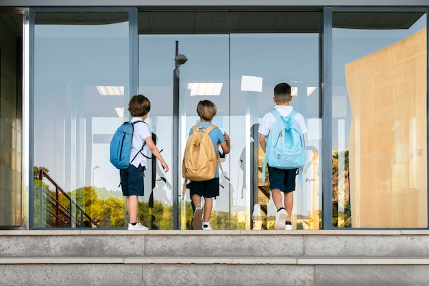 一緒に学校に戻る子供たち