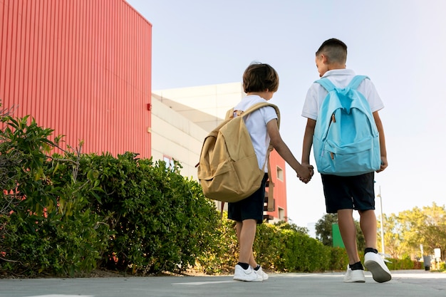 一緒に学校に戻る子供たち