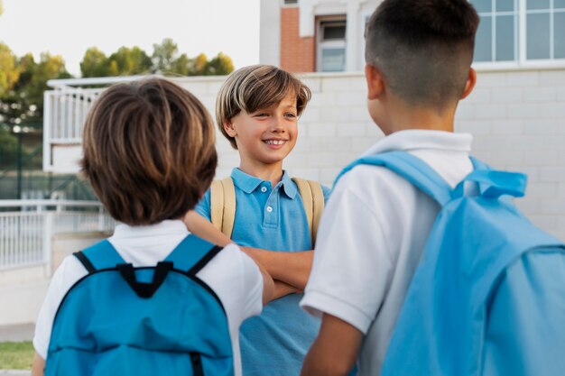 一緒に学校に戻る子供たち