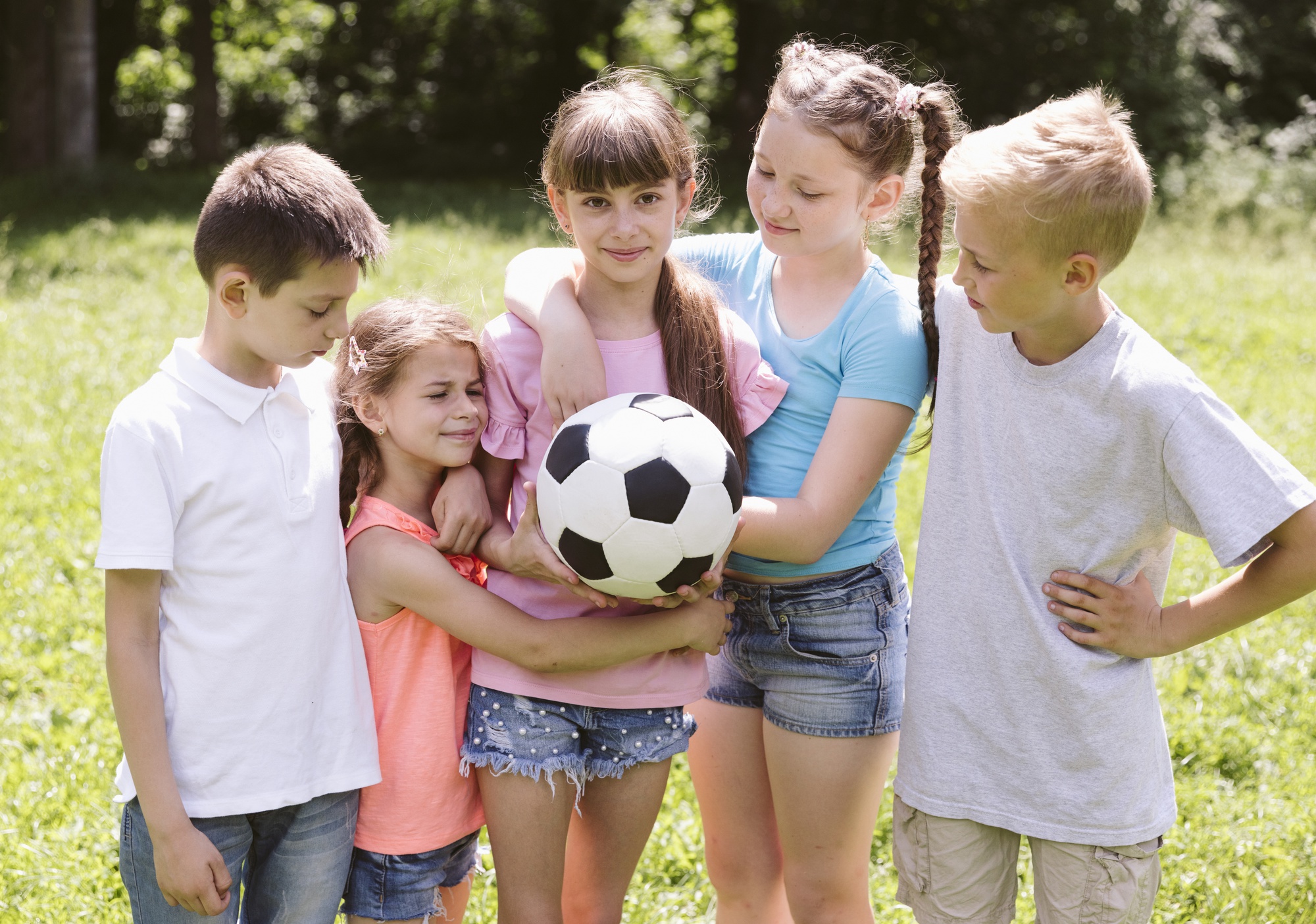 サッカーの試合の準備をしている子供たち