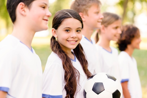 無料写真 屋外でサッカーの試合の準備をしている子供たち