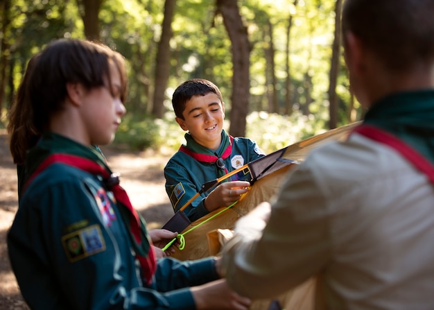 Foto gratuita i bambini si divertono come boy scout