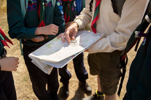 Foto gratuita i bambini si divertono come boy scout