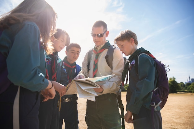 Foto gratuita i bambini si divertono come boy scout