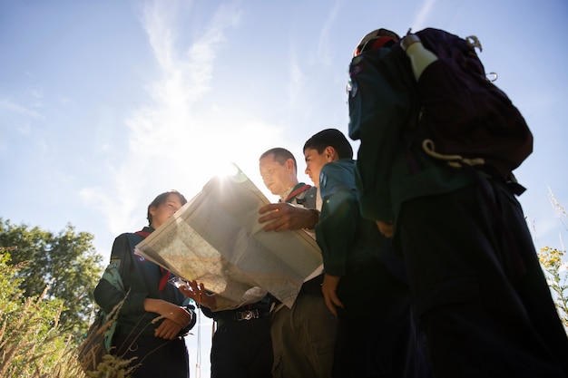 Foto gratuita i bambini si divertono come boy scout