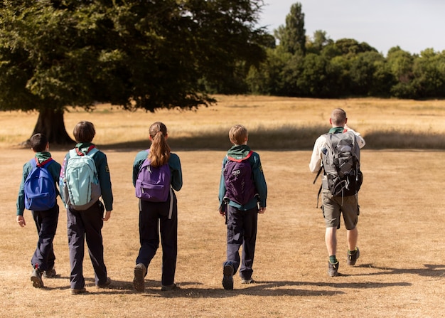 Foto gratuita i bambini si divertono come boy scout