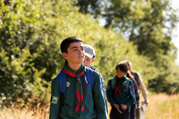 Foto gratuita i bambini si divertono come boy scout