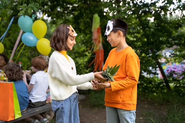 Бесплатное фото Дети веселятся на вечеринке в джунглях