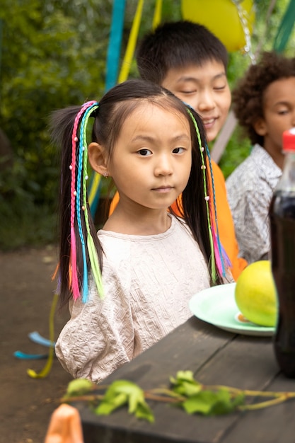 無料写真 ジャングルパーティーで楽しんでいる子供たち