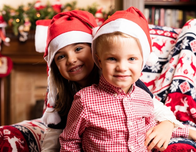 Foto gratuita bambini che hanno divertimento su natale