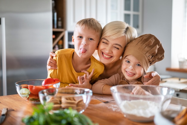 Foto gratuita i bambini si divertono a cucinare a casa