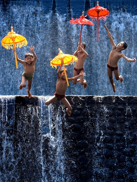 Foto gratuita bambini che hanno divertimento in una caduta