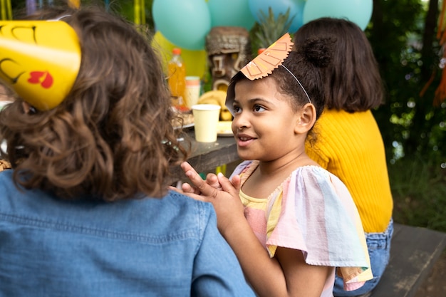 ジャングルパーティーで楽しんでいる子供たち