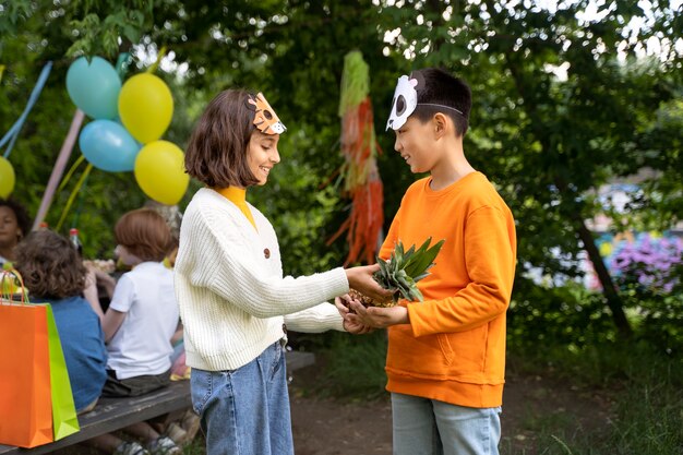 Дети веселятся на вечеринке в джунглях