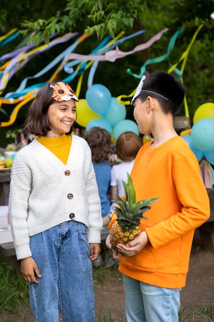 ジャングルパーティーで楽しんでいる子供たち