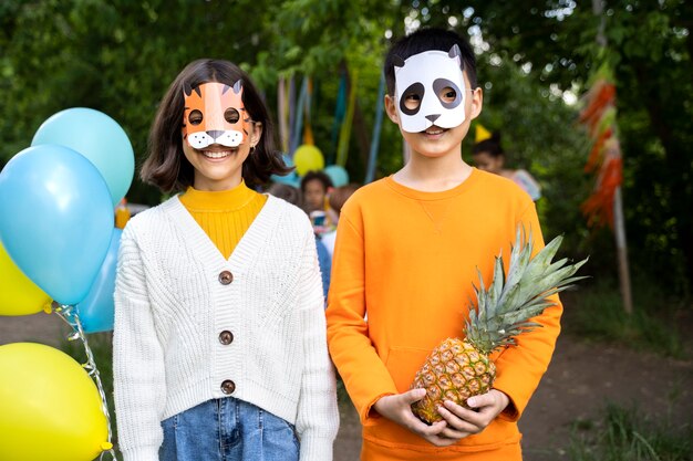 ジャングルパーティーで楽しんでいる子供たち