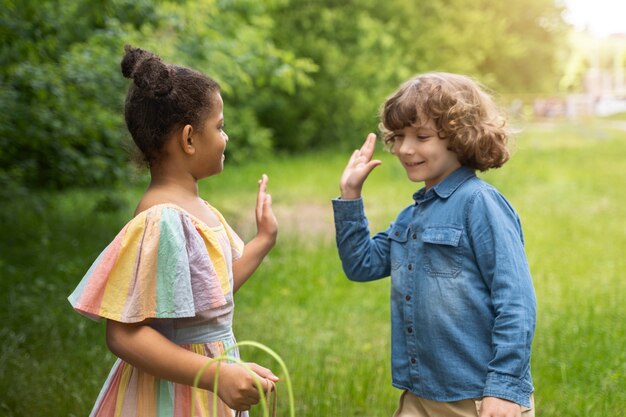 ジャングルパーティーで楽しんでいる子供たち