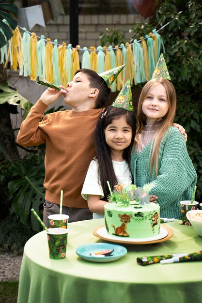 정글 테마 파티에서 즐거운 시간을 보내는 아이들