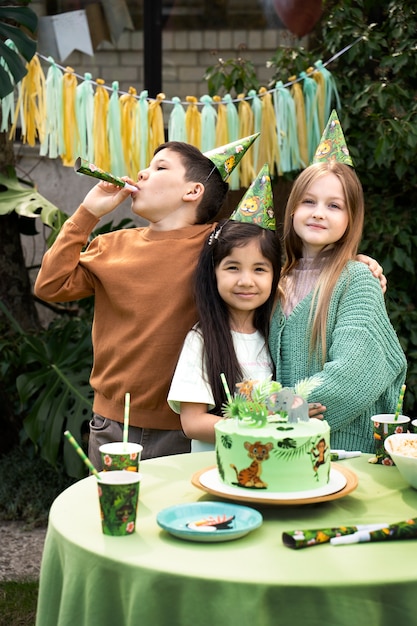 Дети веселятся на вечеринке в стиле джунглей