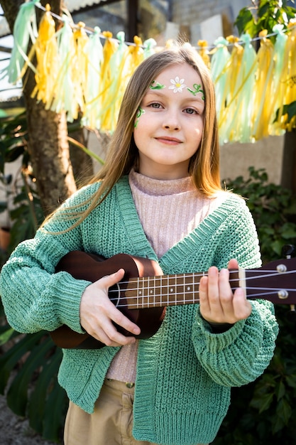 ジャングルをテーマにしたパーティーで楽しんでいる子供たち