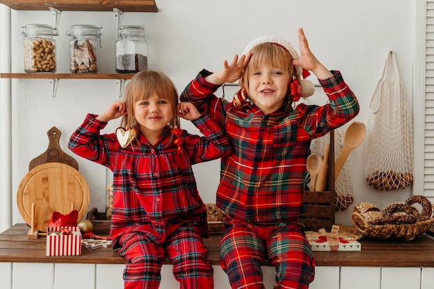 無料写真 クリスマスに楽しんでいる子供たち