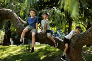 Foto gratuita i bambini si divertono al parco giochi