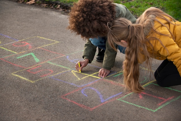 伝統的なゲームを楽しんでいる子供たち