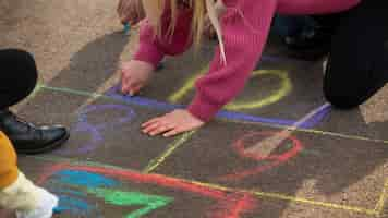 Foto gratuita i bambini si divertono con i giochi tradizionali