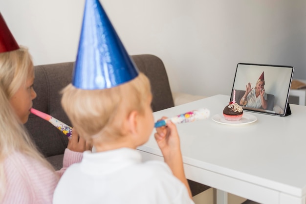 Bambini a casa in quarantena per festeggiare il compleanno su tablet