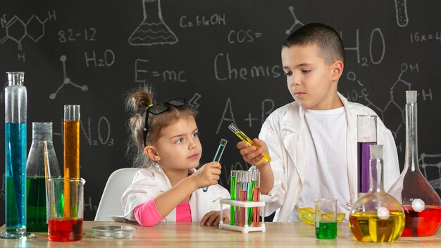 実験をしている実験室の子供たち