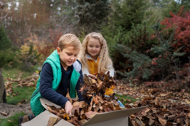 Foto gratuita i bambini imparano a conoscere l'ambiente