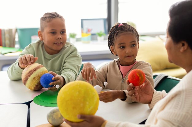 教室で惑星について学ぶ子供たち