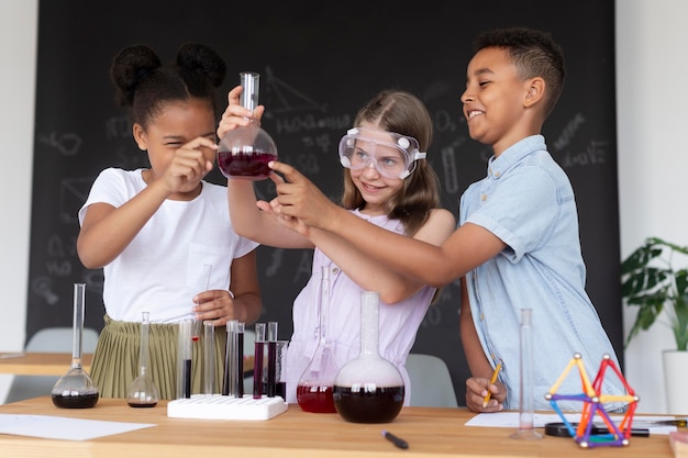 수업 시간에 화학에 대해 더 많이 배우는 아이들