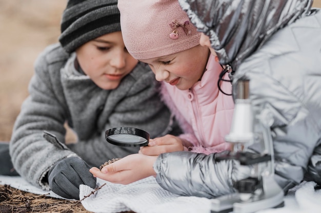 Foto gratuita i bambini imparano nuove cose scientifiche nella natura