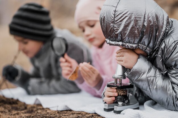 야외 자연 속에서 새로운 것을 배우는 아이들