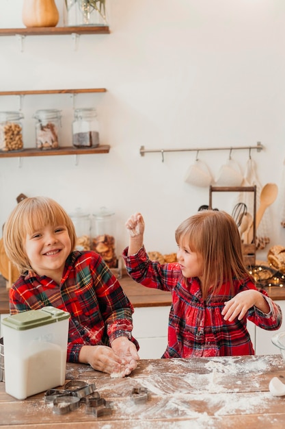 Foto gratuita bambini che fanno i biscotti di natale