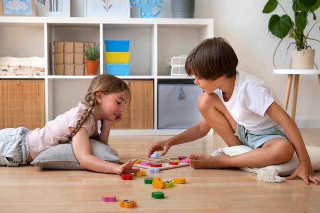 一緒にパズルを作る子供たちの側面図