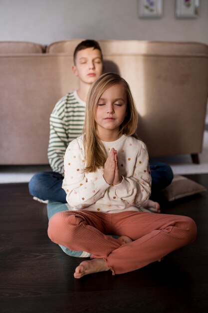 Дети медитируют и сосредотачиваются